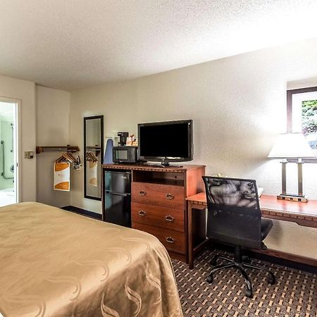 Quality Inn Milwaukee- Brookfield Bagian luar foto