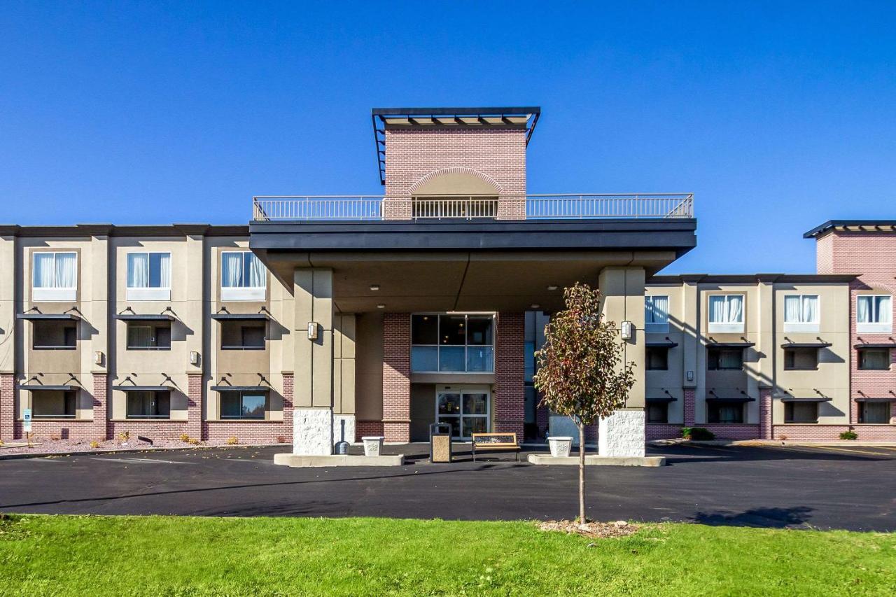Quality Inn Milwaukee- Brookfield Bagian luar foto