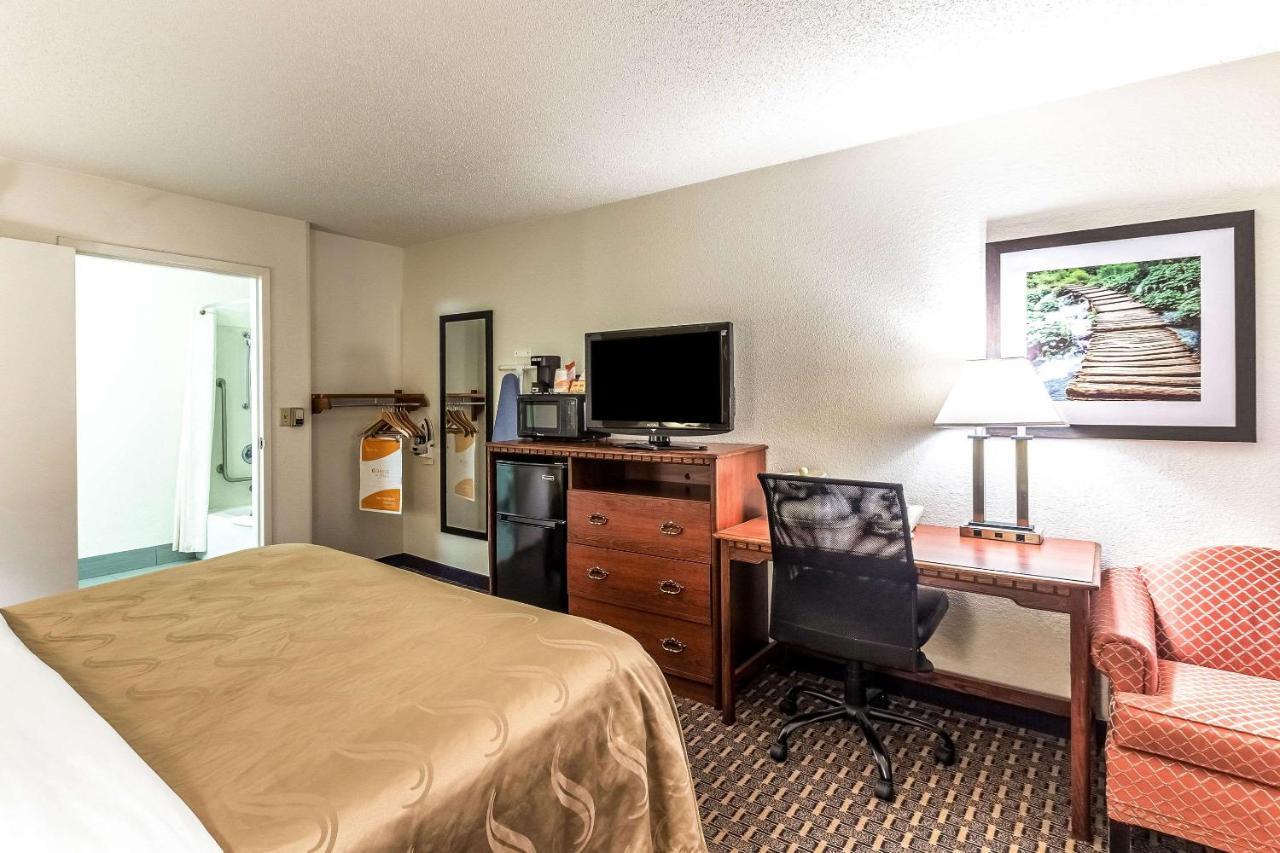 Quality Inn Milwaukee- Brookfield Bagian luar foto