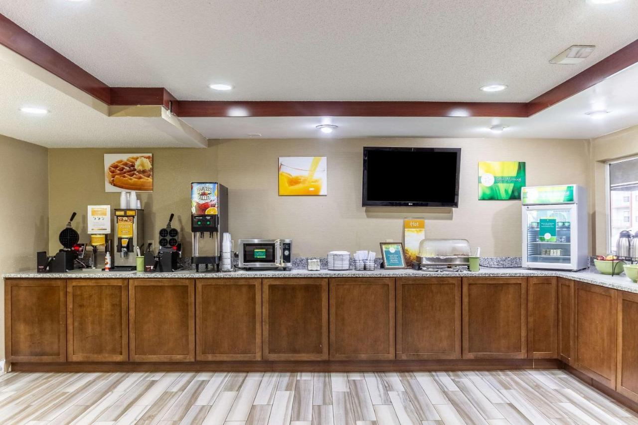 Quality Inn Milwaukee- Brookfield Bagian luar foto