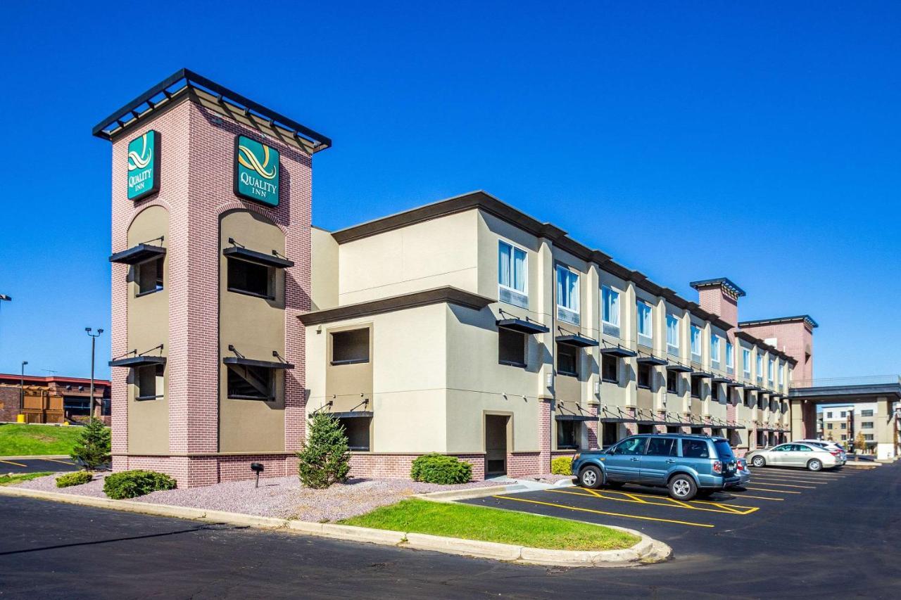 Quality Inn Milwaukee- Brookfield Bagian luar foto