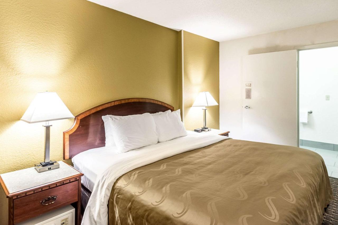 Quality Inn Milwaukee- Brookfield Bagian luar foto