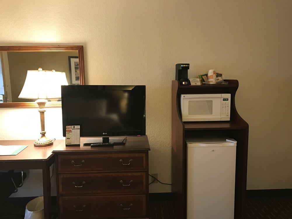 Quality Inn Milwaukee- Brookfield Bagian luar foto