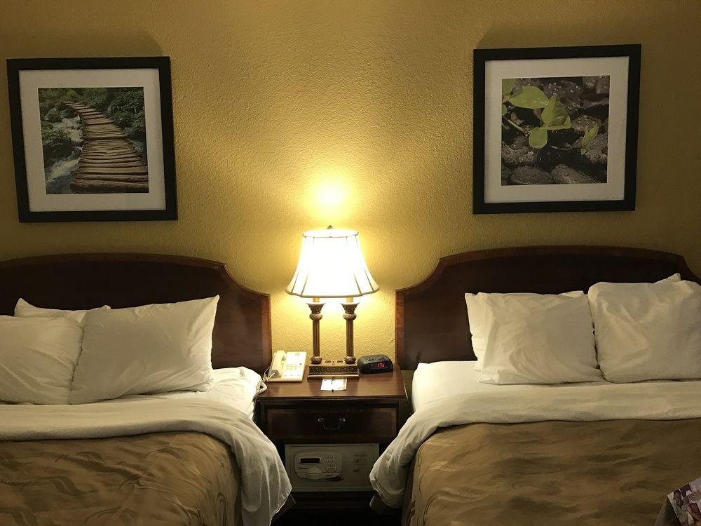 Quality Inn Milwaukee- Brookfield Bagian luar foto