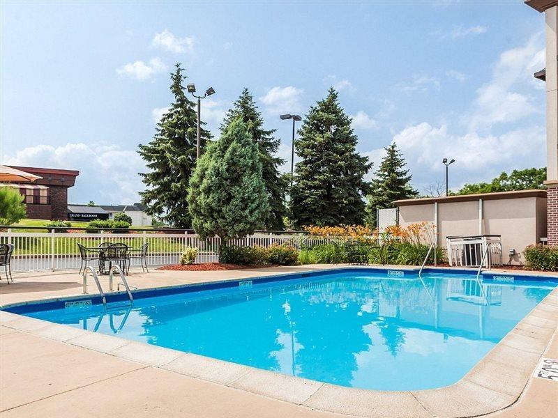Quality Inn Milwaukee- Brookfield Bagian luar foto