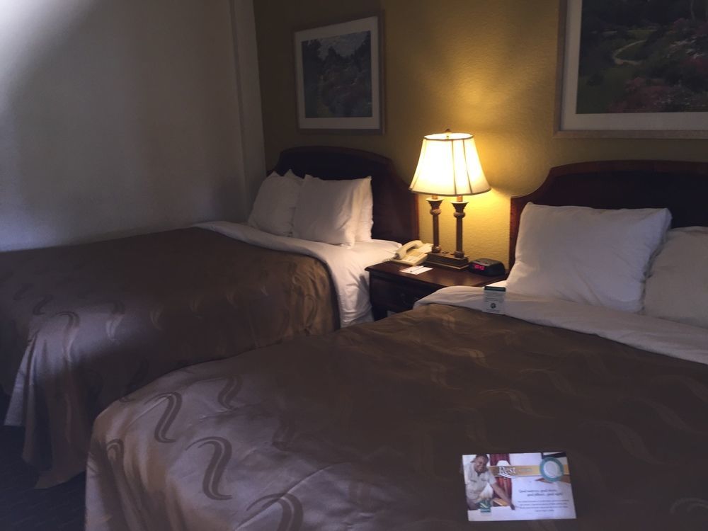 Quality Inn Milwaukee- Brookfield Bagian luar foto