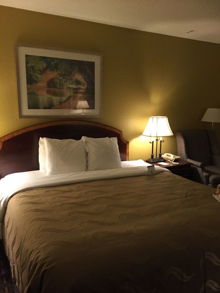 Quality Inn Milwaukee- Brookfield Bagian luar foto