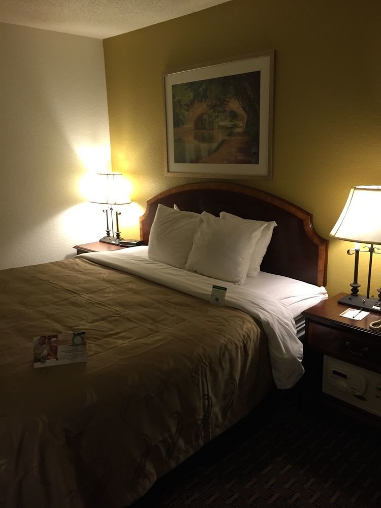 Quality Inn Milwaukee- Brookfield Bagian luar foto