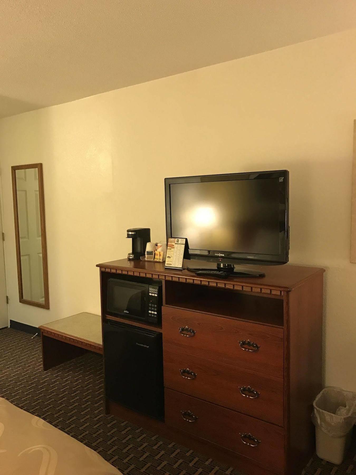 Quality Inn Milwaukee- Brookfield Bagian luar foto