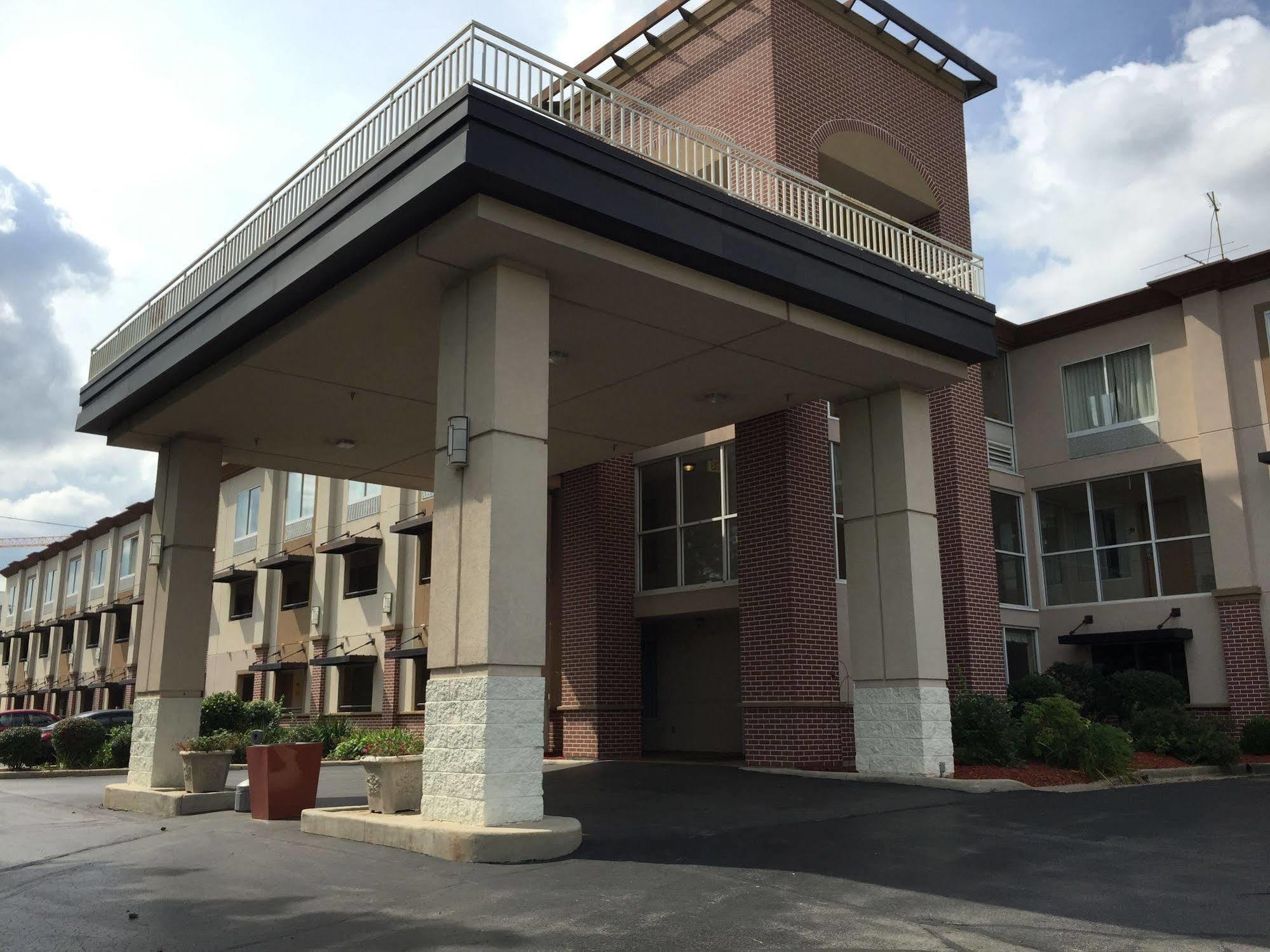 Quality Inn Milwaukee- Brookfield Bagian luar foto