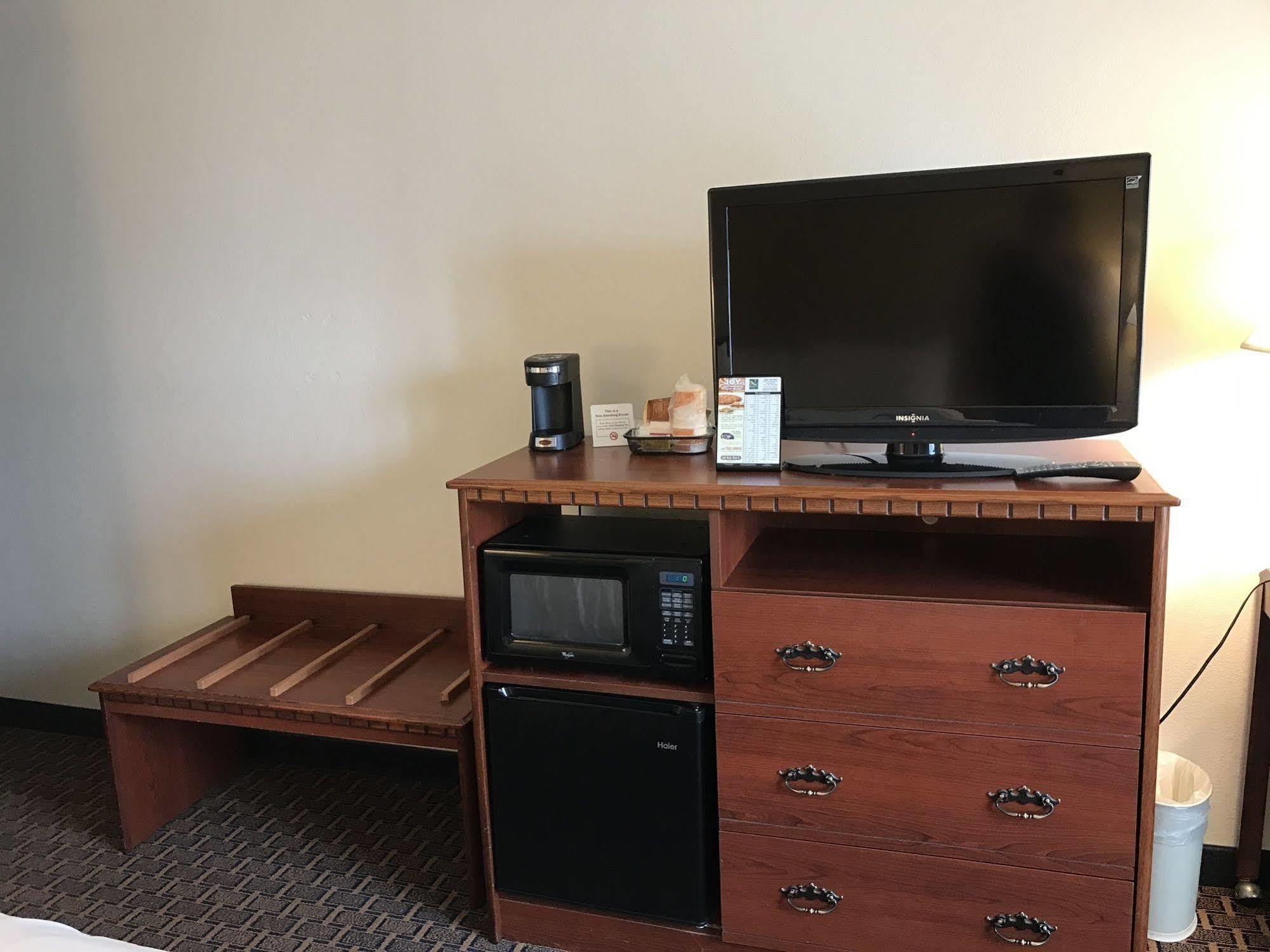 Quality Inn Milwaukee- Brookfield Bagian luar foto