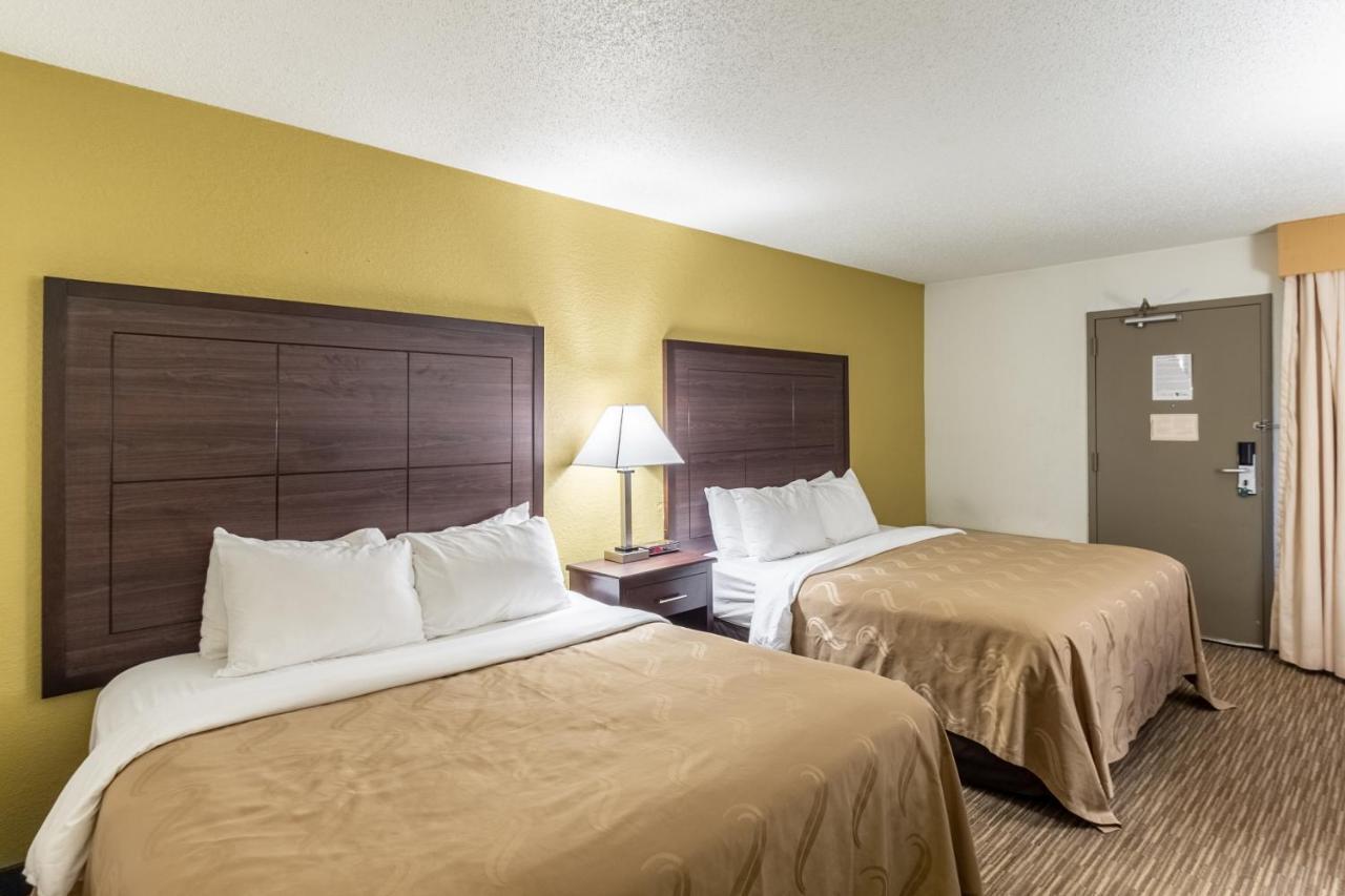 Quality Inn Milwaukee- Brookfield Bagian luar foto