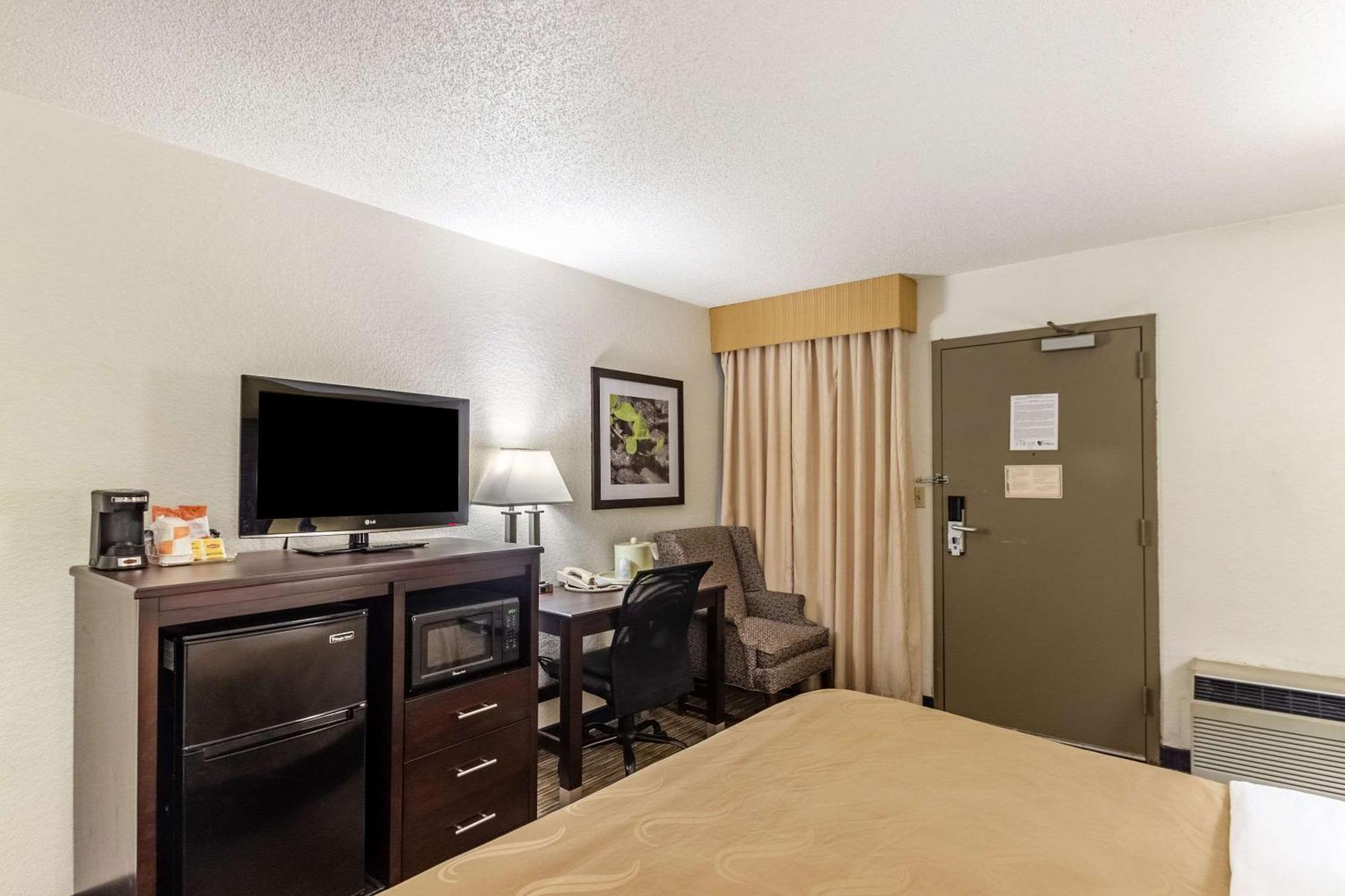 Quality Inn Milwaukee- Brookfield Bagian luar foto