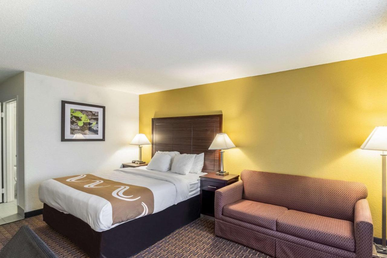 Quality Inn Milwaukee- Brookfield Bagian luar foto