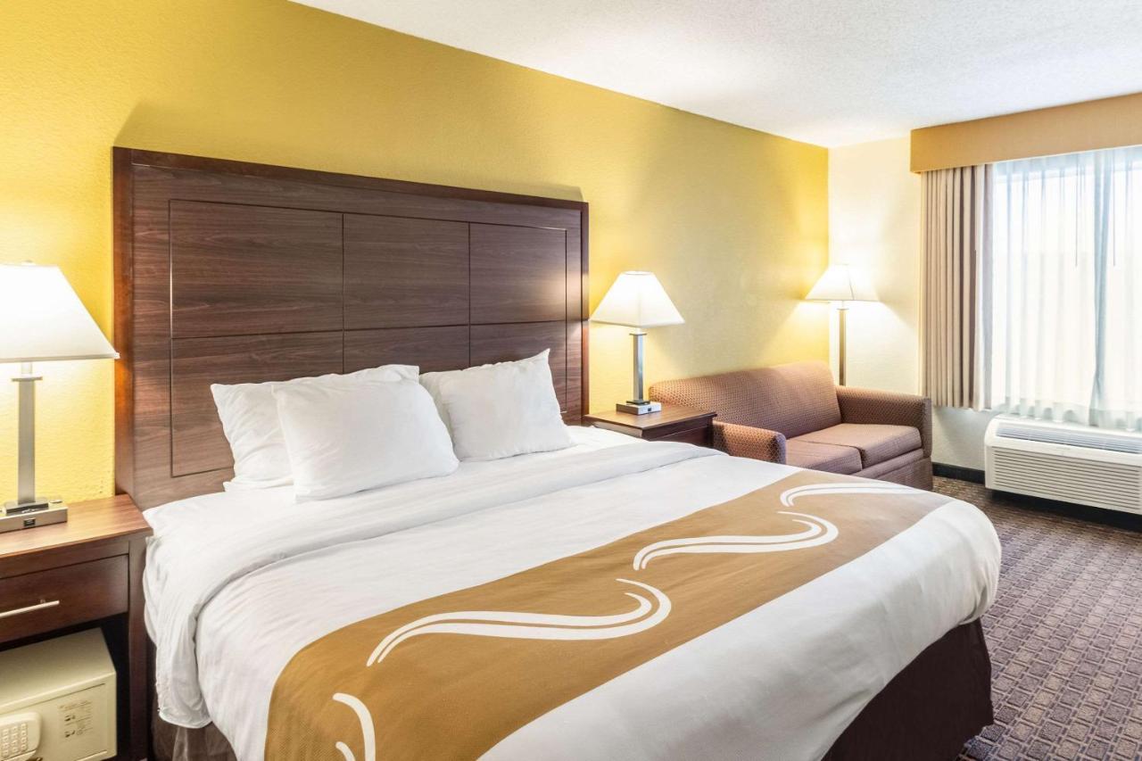 Quality Inn Milwaukee- Brookfield Bagian luar foto