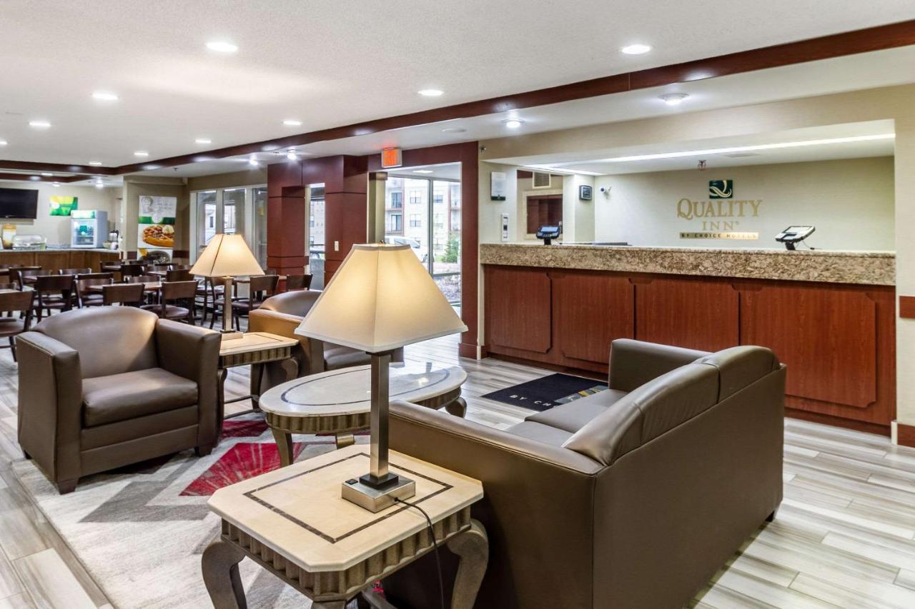 Quality Inn Milwaukee- Brookfield Bagian luar foto