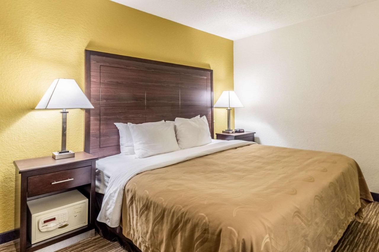 Quality Inn Milwaukee- Brookfield Bagian luar foto