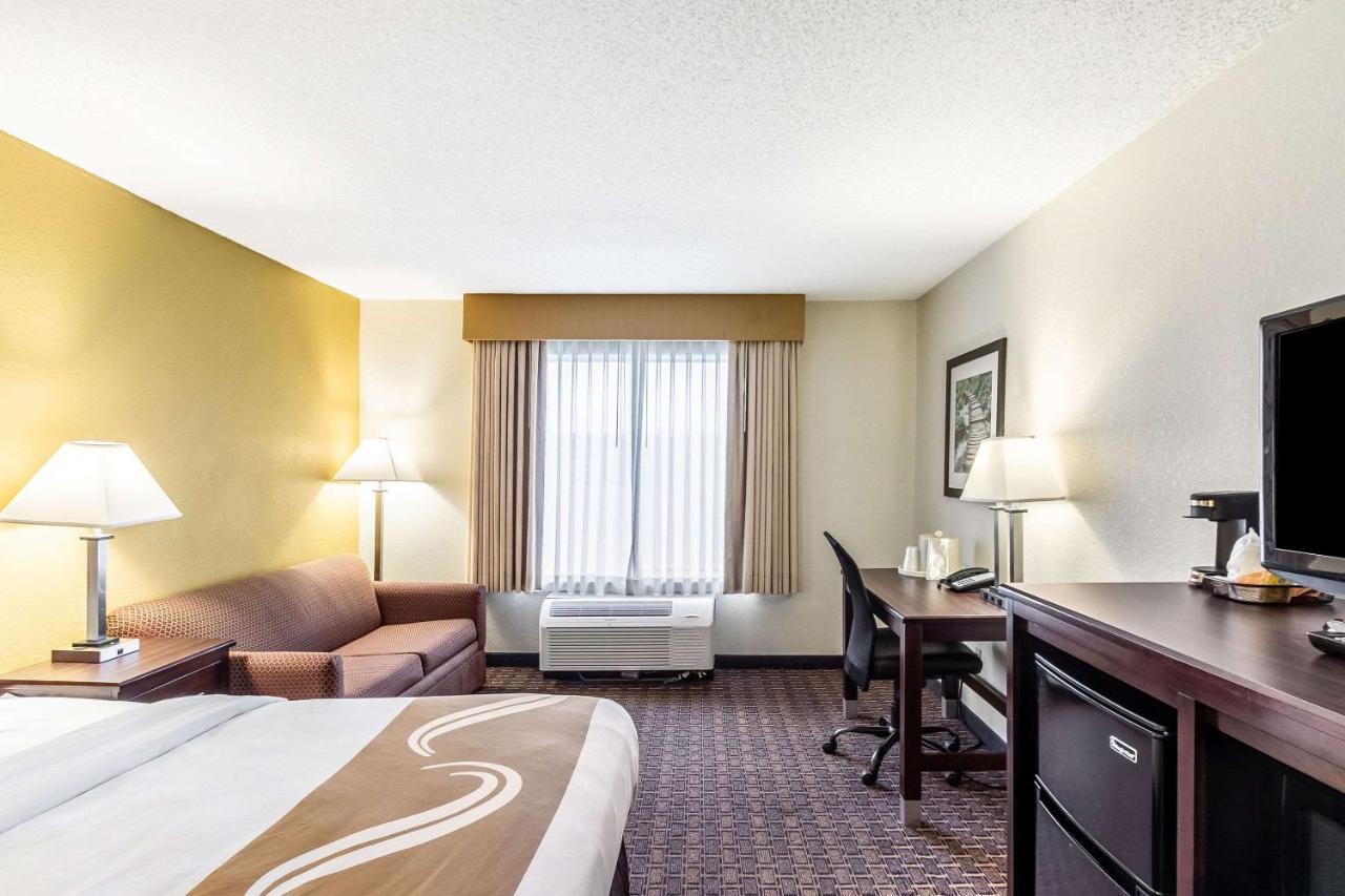 Quality Inn Milwaukee- Brookfield Bagian luar foto