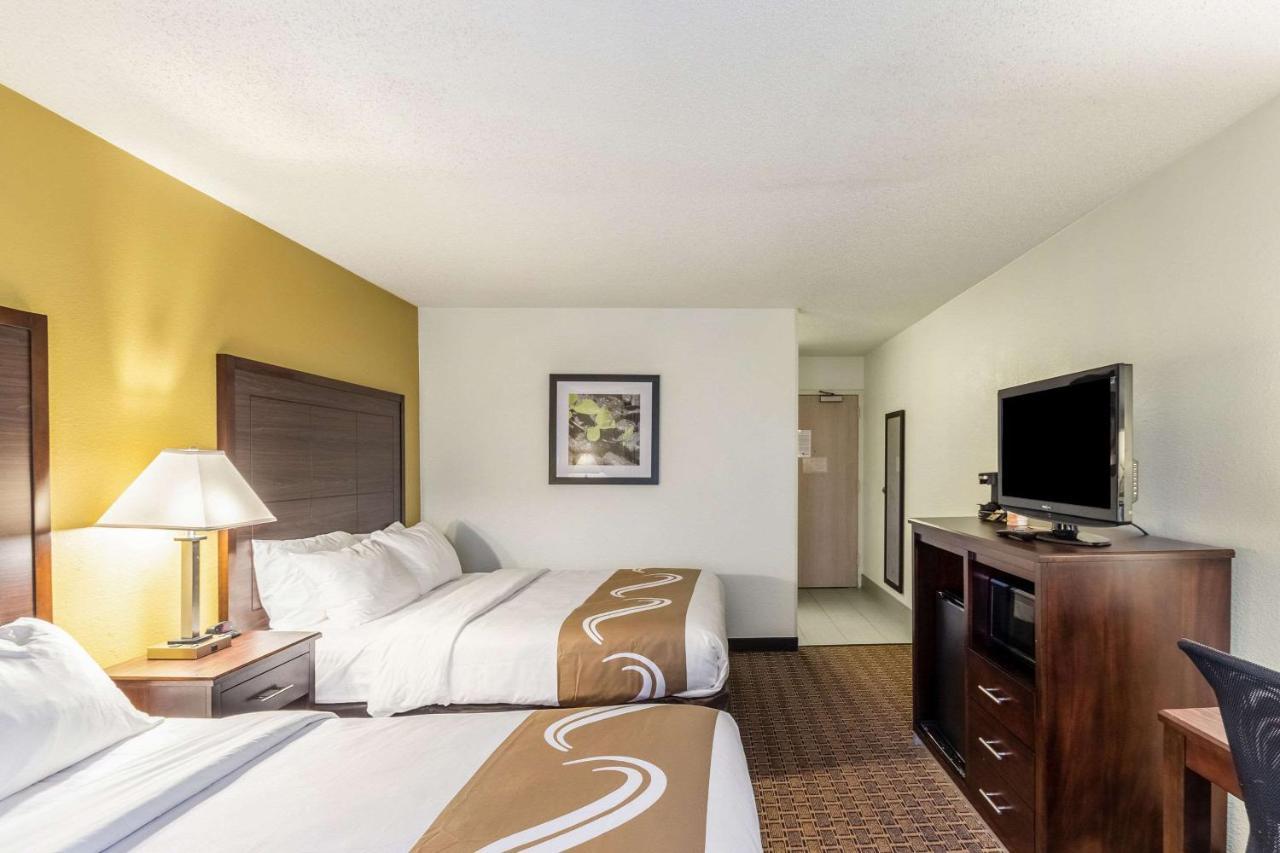Quality Inn Milwaukee- Brookfield Bagian luar foto