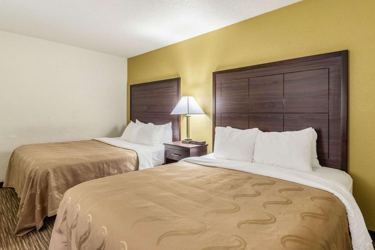 Quality Inn Milwaukee- Brookfield Bagian luar foto