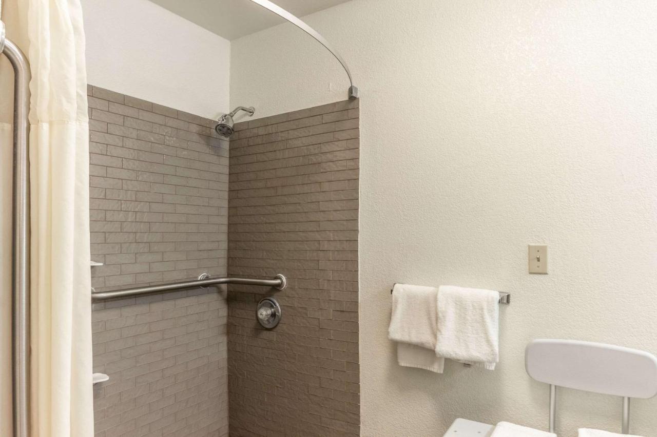 Quality Inn Milwaukee- Brookfield Bagian luar foto