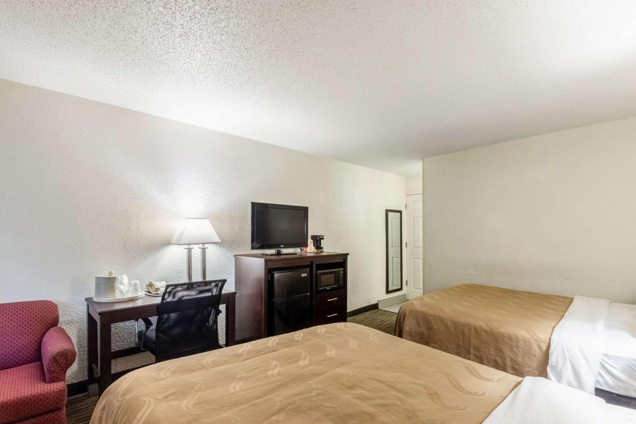 Quality Inn Milwaukee- Brookfield Bagian luar foto